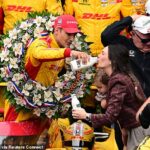 Chip Ganassi Racing Manager Alex Palou (10) zo Španielska oslavuje so svojím rodinným víťazom víťaza v kruhu Indianapolis 500 109. Vyhrajte v Indianapolis Motor Speedway
