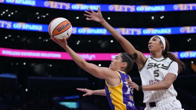 Sparks 'Kelsey Plum zasiahne „príliš malé“ posmievanie sa po bodovaní v Angel Reese

