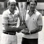 Manažér Tottenham Keith Burkinshaw (vpravo) a tréner Peter Shreeves (vľavo) zobrazovali pohár UEFA po dramatickom víťazstve v Anderlechte vo finále 1984