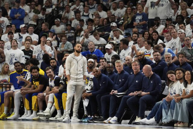 Stephen Curry (30), Guardian Golden State Warriors, je blízko lavičky v druhej polovici hry 5 zo série play -off v druhom kole basketbalu v NBA proti Minnesote Timberwolves, stredu 14. mája 2025, v Minneapolise.