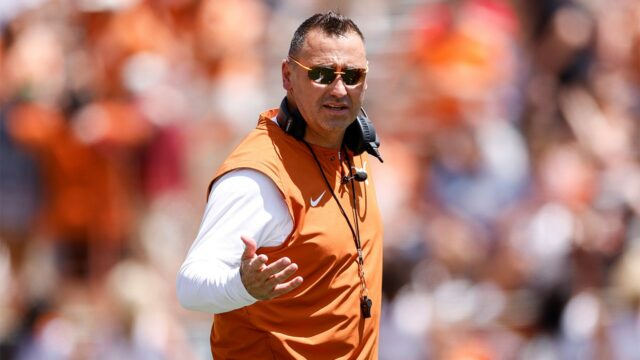 Steve Sarkisian -Teória Texasu na neporazených univerzitných futbalových šampiónoch

