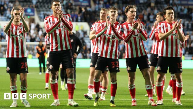 Sunderland players applaud the away fans at Coventry City