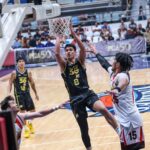 TNT TNT TNT TNT 5G Calvin Ophtana počas hry PBA Filippine Cup proti San Miguel Beermen.