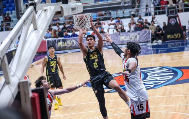 TNT TNT TNT TNT 5G Calvin Ophtana počas hry PBA Filippine Cup proti San Miguel Beermen.