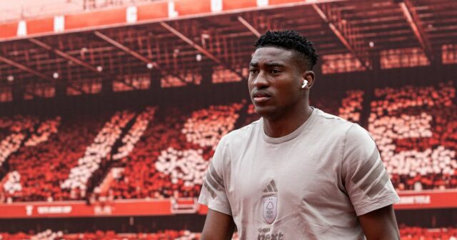 Taiwo awoniyi vydáva emocionálne vyhlásenie, pretože spoluhráči z Nottinghamského lesa rešpektujú

