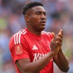 Taiwo awoniyi z Nottinghamského lesa, ktorý sa nachádza v podnikovom obchode - zdroje