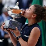 Jasmine Paolini kisses the Italian Open trophy