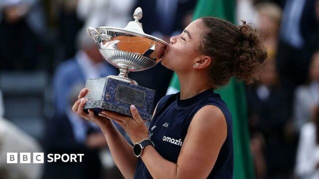 Jasmine Paolini kisses the Italian Open trophy