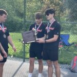 Tenisový tím Westmont Hilltop Boys Tvrdí, že tretí priamy okres 6 Tím triedy 2A porazením katolíka biskupa McCort
