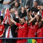 Kapitán Aberdeen Graeme Shinnie zdvihne škótsky pohár v Hampdene