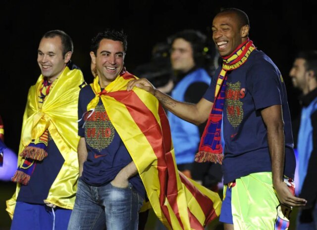 Thierry Henry odhaľuje, ako ho Xavi nadával po prevode do Barcelony: „Keď niečo vyhráte, môžete hovoriť“

