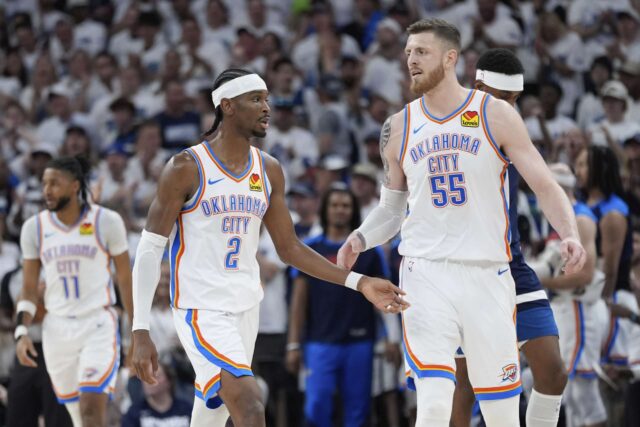 Shai Gilgeous-Alexander (2) Oklahoma City Thunder (2) reaguje s Centrom Izaiáša Hartensteina (55) v druhej polovici hry 4 finále Západnej konferencie basketbalových play-off NBA proti Timberwolves v Minnesote v pondelok 26. mája 2025 v Minnapole.