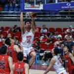 Japeth Aguilar skóruje v slame počas víťazstva kráľov žien ginov Barangay na Blackwater Bossing. -