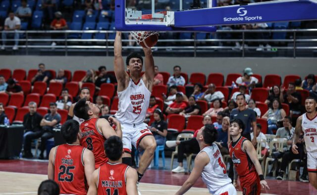 Japeth Aguilar skóruje v slame počas víťazstva kráľov žien ginov Barangay na Blackwater Bossing. -
