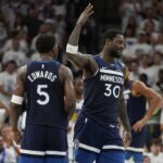 Útočník Minnesota Timberwolves, Julius Randle (30), reaguje po bodovaní v prvej polovici hry 5 v sérii play -off v druhom kole basketbalu v NBA proti Golden State Warriors, stredu 14. mája 2025 v Minneapolise.
