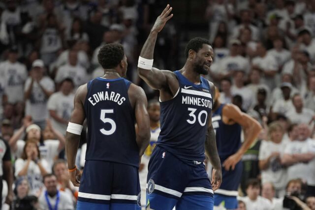 Útočník Minnesota Timberwolves, Julius Randle (30), reaguje po bodovaní v prvej polovici hry 5 v sérii play -off v druhom kole basketbalu v NBA proti Golden State Warriors, stredu 14. mája 2025 v Minneapolise.