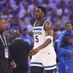 Strážca Minnesota Timberwolves, Anthony Edwards (5), prechádza na ihrisku v prvej polovici hry 5 západného finále západného basketbalového play -off NBA proti Thunder Oklahoma City, stredu 28. mája 2025 v Oklahoma City.