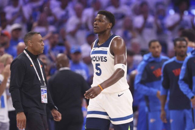 Strážca Minnesota Timberwolves, Anthony Edwards (5), prechádza na ihrisku v prvej polovici hry 5 západného finále západného basketbalového play -off NBA proti Thunder Oklahoma City, stredu 28. mája 2025 v Oklahoma City.