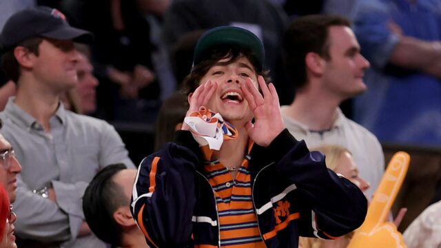 Timothée Chalamet High-Firdy Fanúšikovia Knicks po zápase 6 Victory vs. Celtics

