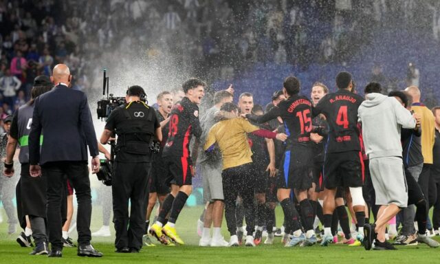 Titulná strana Barcelony - Flick Soars, Szczesny Smokes a Ferran dostane záujmovú nemocnicu

