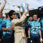 Birmingham, Anglicko - 04. mája: Julia Roddar, Kosovare Asllani, Saki Kumagai a Emily Orman z London City Lionesses oslavujú po Londýnskych mestských Lionessoch majstrovstie 2025 v Birminghame v Anglicku. (Foto: Matt Lewis - FA/FA cez Getty Images)