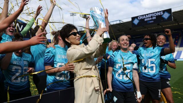 Birmingham, Anglicko - 04. mája: Julia Roddar, Kosovare Asllani, Saki Kumagai a Emily Orman z London City Lionesses oslavujú po Londýnskych mestských Lionessoch majstrovstie 2025 v Birminghame v Anglicku. (Foto: Matt Lewis - FA/FA cez Getty Images)