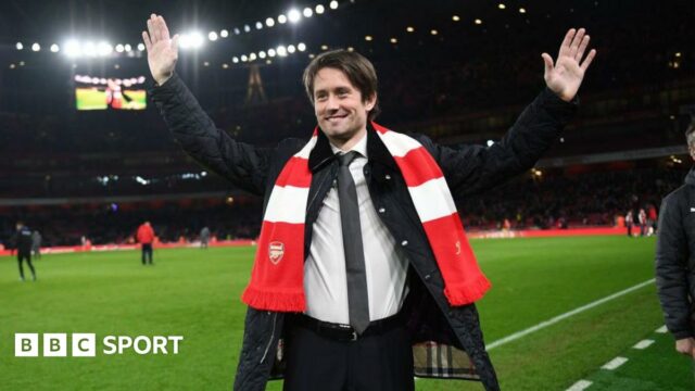 Tomas Rosicky waves to Arsenal fans