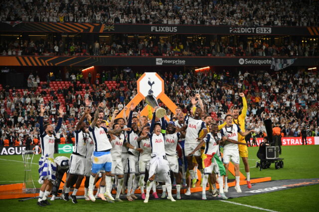 Tottenham Europa League Trophy Parade oznámil

