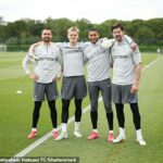 Gatekeepers Fraser Forster (vpravo) a Alfie Whiteman (vľavo) nie sú v budúcej sezóne v Spurs