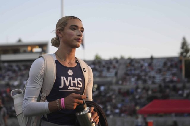 Ab Hernandez, transgender štúdia strednej školy Valley, opúšťa štadión po súťaži v trojnásobnom skoku na kalifornskom súde a v poľných majstrovstvách v Clovis v Kalifornii