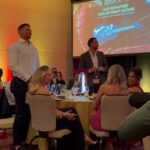 Travis Kelce odhalil, že Taylor Swift daroval gitaru s modrým autogramom v aukcii