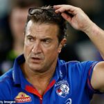 Tréner Western Bulldogs Luke Beveridge (na obrázku) poslal predsedu Port Adelaide David Koch o komentároch grapického posolstva, o ktorom veril, že spochybňuje jeho klubovú postavu