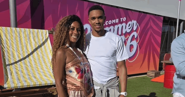 Trent Alexander-Armold "Summer 66" vo vnútri Liverpoolu, opúšťajúc párty v červených fanúšikov

