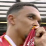 Trent Alexander-Arnold embrasse l'insigne de Liverpool lors de l'apparition finale des rouges