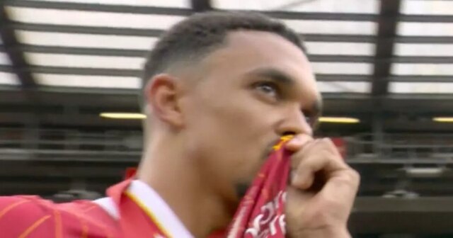 Trent Alexander-Arnold embrasse l'insigne de Liverpool lors de l'apparition finale des rouges
