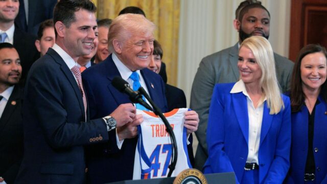 Trump chváli Gatorsov odpor navštíviť Biely dom

