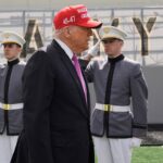 Trump chváli West Point -Dateti, prináša na pódiu quarterback „Captain America“