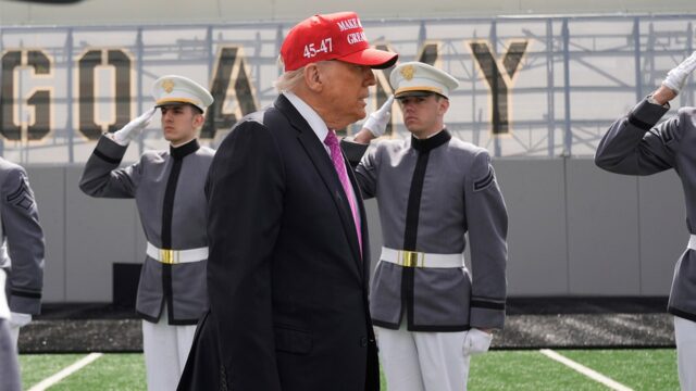 Trump chváli West Point -Dateti, prináša na pódiu quarterback „Captain America“

