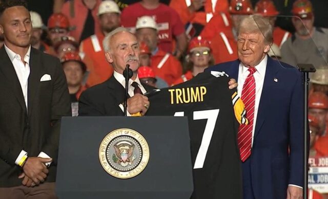 Trump nazval Honor Pittsburgh Steeler a ocenil sa na Steel Plant Rally

