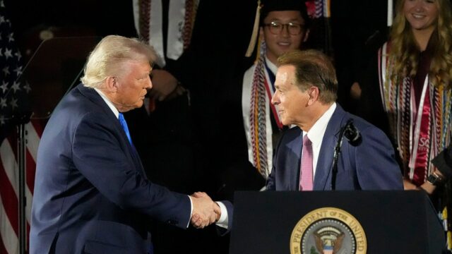 Trump uvažuje o nulovom výkonnom poriadku: Správa

