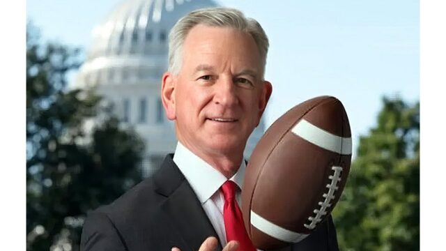 Tuberville hovorí, že Trump zdedil futbalový tím 0-12 od Bidena

