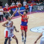Tyler Tio de Phoenix Fuel Masters počas zápasu filipínskeho pohára PBA proti Barangay Genev Gin Kings.