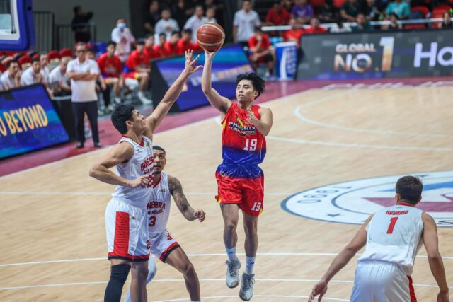 Tyler Tio de Phoenix Fuel Masters počas zápasu filipínskeho pohára PBA proti Barangay Genev Gin Kings.