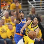 Tyrese Haliburton (0) Indiana Pacers zastrelí loptu pred New York Knicks Guard Miles McBride, vľavo, počas druhej polovice 4. finále východnej konferencie basketbalových play -off basketbalu NBA Basketball