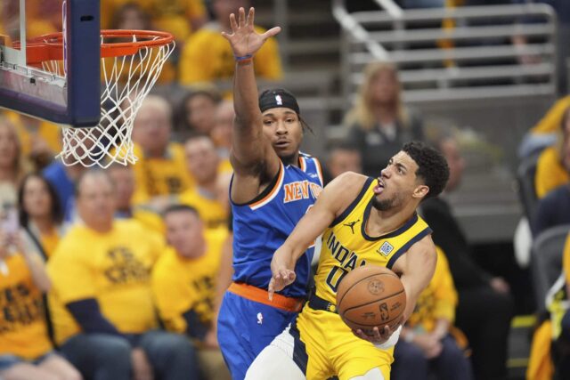 Tyrese Haliburton (0) Indiana Pacers zastrelí loptu pred New York Knicks Guard Miles McBride, vľavo, počas druhej polovice 4. finále východnej konferencie basketbalových play -off basketbalu NBA Basketball