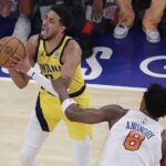 Strážca Indiana Pacers, Tyrese Haliburton (0), vyrába New York Knicks Og Annuby (8) počas prvej štvrtiny 5. konferencie NBA East Basketball East East, štvrtok 29. mája 2025 v New Yorku.