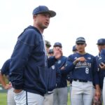 UC Irvine Baseball Ben Orloff Coach, ktorý dokazuje Mike Gulespi vpravo