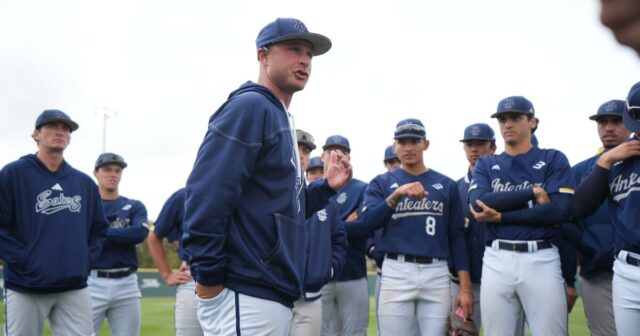 UC Irvine Baseball Ben Orloff Coach, ktorý dokazuje Mike Gulespi vpravo

