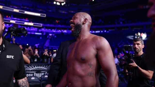 UFC -Champion Jon Jones žije najlepší život, keď Tom Aspinall rastie netrpezlivý

