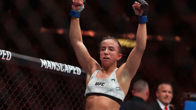 Edmonton, Alberta - 2. novembra: (LR) Erin Blanchfield nakopáva Rose Namajunas v boji proti fly, zatiaľ čo 2. novembra 2024 v Edmontone v Alberte v Rogers Place v Rogers Place v Rogers Place. (Foto: Jeff Bottari/Zuffa LLC)
